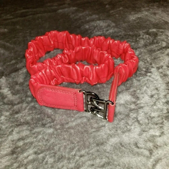Red stretch‎ metal clasp belt M/L - Picture 1 of 3